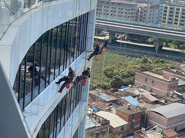 探索高空作業(yè)領(lǐng)域，展現(xiàn)非凡勇氣與技能